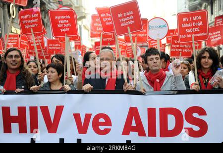 Bildnummer: 56541326  Datum: 01.12.2011  Copyright: imago/Xinhua (111201) -- ISTANBUL, Dec. 1, 2011 (Xinhua) -- Residents march along the streets to mark the World AIDS Day in Istanbul, Turkey, Dec. 1, 2011. The World Health Organization, which declared Dec. 1 as the World AIDS Day in 1988, leads worldwide campaigns against the HIV and AIDS and plans and implements programmes that seek to fight the scourge. (Xinhua/Ma Yan) (msq) TURKEY-ISTANBUL-AIDS DAY PUBLICATIONxNOTxINxCHN Gesellschaft Gedenken AIDS HIV Weltaidstag Welt Tag xns x0x 2011 quer     56541326 Date 01 12 2011 Copyright Imago XINH Stock Photo