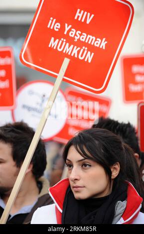 Bildnummer: 56541323  Datum: 01.12.2011  Copyright: imago/Xinhua (111201) -- ISTANBUL, Dec. 1, 2011 (Xinhua) -- Residents march along the streets to mark the World AIDS Day in Istanbul, Turkey, Dec. 1, 2011. The World Health Organization, which declared Dec. 1 as the World AIDS Day in 1988, leads worldwide campaigns against the HIV and AIDS and plans and implements programmes that seek to fight the scourge. (Xinhua/Ma Yan) (msq) TURKEY-ISTANBUL-AIDS DAY PUBLICATIONxNOTxINxCHN Gesellschaft Gedenken AIDS HIV Weltaidstag Welt Tag xns x0x 2011 hoch     56541323 Date 01 12 2011 Copyright Imago XINH Stock Photo