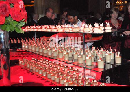 Bildnummer: 56542120  Datum: 01.12.2011  Copyright: imago/Xinhua (111202) -- CHICAGO, Dec. 2, 2011 (Xinhua) -- Cakes are seen at the 10th event of World of Chocolate held by the AIDS Foundation of Chicago in Chicago, the United States, on Dec. 1, 2011, to mark the World AIDS Day.(Xinhua/Jiang Xintong) (dtf) U.S.-CHICAGO-WORLD OF CHOCOLATE-AIDS PUBLICATIONxNOTxINxCHN Gesellschaft Weltaidstag Aids x0x xtm 2011 quer      56542120 Date 01 12 2011 Copyright Imago XINHUA  Chicago DEC 2 2011 XINHUA Cakes are Lakes AT The 10th Event of World of Chocolate Hero by The AIDS Foundation of Chicago in Chica Stock Photo
