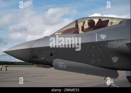 Moose Creek, United States. 23 August, 2023. Royal Australian Air Force Flt. Lt. Cale Burns signals to ground crew in his F-35A Lightning II stealth fighter aircraft before taking off for exercise Red Flag-Alaska 23-3 at Eielson Air Force Base, August 23, 2023 in Moose Creek, Alaska, USA.  Credit: SrA Megan Estrada/U.S. Air Force/Alamy Live News Stock Photo