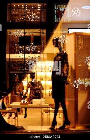 Bildnummer: 56691834  Datum: 12.12.2011  Copyright: imago/Xinhua (111213) -- NEW YORK, Dec. 13, 2011 (Xinhua) --A shopwindow decorating for the approaching Christmas is viewed on the fifth avenue of Manhattan in New York, the United States, Dec. 12, 2011.(Xinhua/Shen Hong)(zcc) U.S.-NEW YORK-CHRISTMAS-SHOPWINDOW PUBLICATIONxNOTxINxCHN Gesellschaft Weihnachten Wirtschaft Einzelhandel Deko Weihnachtsdeko Schaufenster xbs x0x 2011 hoch      56691834 Date 12 12 2011 Copyright Imago XINHUA  New York DEC 13 2011 XINHUA a shop window decorating for The approaching Christmas IS viewed ON The Fifth Ave Stock Photo