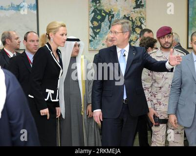 Bildnummer: 56696116  Datum: 13.12.2011  Copyright: imago/Xinhua (111213) -- KUWAIT CITY, Dec. 13, 2011 (Xinhua) -- German President Christian Wulff (front R) visits with his wife Bettina the Kuwait Journalist Association in Kuwait City Dec. 13, 2011. President Wulff is on a two-day state visit to Kuwait. (Xinhua/Noufal Ibrahim) (nxl) KUWAIT-GERMANY-PRESIDENT-VISIT PUBLICATIONxNOTxINxCHN People Politik premiumd xns x2x 2011 quer o0 frau, Ehefrau, Familie, privat     56696116 Date 13 12 2011 Copyright Imago XINHUA  Kuwait City DEC 13 2011 XINHUA German President Christian Wulff Front r visits W Stock Photo