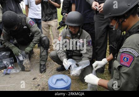 Bildnummer: 56724147  Datum: 16.12.2011  Copyright: imago/Xinhua (111216) -- BANGKOK, Dec. 16, 2011(Xinhua) -- Thai soldiers put home-made bombs into plastic bags in eastern Bangkok, Thailand, Dec. 16, 2011. Police have retreated home-made bombs, found and disposed of at three spots in eastern Bangkok early Friday morning following the arrest of one suspect, local media reported. (Xinhua/Adisorn Chabsungnuen) (axy) THAILAND-BANGKOK-BOMBS-RETREAT PUBLICATIONxNOTxINxCHN Gesellschaft Soldat Bombe Bombenfund Entschärfung xbs x0x premiumd 2011 quer      56724147 Date 16 12 2011 Copyright Imago XINH Stock Photo