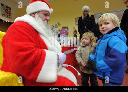 Bildnummer: 56751534  Datum: 17.12.2011  Copyright: imago/Xinhua (111218) -- HILLELPFORT, Dec. 18, 2011 (Xinhua) -- A man dressed as Santa Claus talks with visiting children at a Christmas post office in the village of Himmelpfort (Heaven s Gate) in Brandenburg, Germany, Dec. 17, 2011. The Christmas post office in Himmelpfort is open from mid-November to Christmas every year. Children can send their Christmas wish lists to Himmelpfort from around the world to receive a reply from Santa. (Xinhua/Ma Ning) (axy) GERMANY-BRANDENBURG-HEAVEN S GATE-CHRISTMAS POST OFFICE PUBLICATIONxNOTxINxCHN Gesell Stock Photo