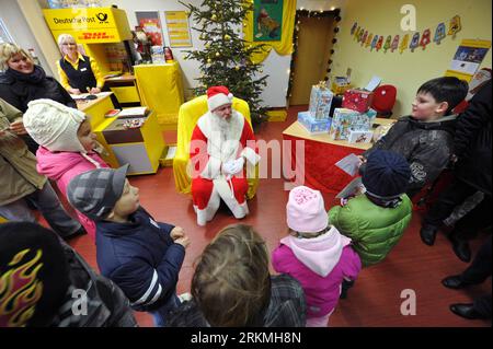 Bildnummer: 56751543  Datum: 17.12.2011  Copyright: imago/Xinhua (111218) -- HILLELPFORT, Dec. 18, 2011 (Xinhua) -- A man dressed as Santa Claus talks with visiting children at a Christmas post office in the village of Himmelpfort (Heaven s Gate) in Brandenburg, Germany, Dec. 17, 2011. The Christmas post office in Himmelpfort is open from mid-November to Christmas every year. Children can send their Christmas wish lists to Himmelpfort from around the world to receive a reply from Santa. (Xinhua/Ma Ning) (axy) GERMANY-BRANDENBURG-HEAVEN S GATE-CHRISTMAS POST OFFICE PUBLICATIONxNOTxINxCHN Gesell Stock Photo