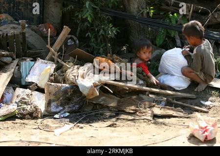 Bildnummer: 56772099  Datum: 21.12.2011  Copyright: imago/Xinhua (111221) -- MANILA, Dec. 21, 2011 (Xinhua) -- Children share bags of relief goods in Cagayan de Oro, the Philippines, on Dec. 21, 2011. The Philippine government will release an additional 1 billion pesos (22.77 million U.S. dollars) funding to augment the remaining calamity fund and ensure swift and continuous assistance to the areas hit by storm Washi (local name: Sendong). (Xinhua/Rouelle Umali) (srb) PHILIPPINES--CAGAYAN DE ORO-TROPICAL STORM WASHI PUBLICATIONxNOTxINxCHN Gesellschaft Naturkatastrophe Sturm Tropensturm Flut Ze Stock Photo