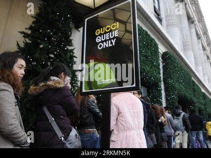 Bildnummer: 56787144  Datum: 26.12.2011  Copyright: imago/Xinhua (111226) -- LONDON, Dec. 26, 2011 (Xinhua) -- Shoppers queue up to enter the Gucci store in Selfridges on Oxford Street, central London, Britain, Dec. 26, 2011, the traditional Boxing Day. Millions of shoppers in the UK are expected to go to high streets and shopping centres today for big discounts. (Xinhua/Zeng Yi) (ybg) UK-LONDON-BOXING DAY PUBLICATIONxNOTxINxCHN Gesellschaft Wirtschaft Einzelhandel Einkaufen Ausverkauf Schlussverkauf Andrang xjh x0x premiumd 2011 quer      56787144 Date 26 12 2011 Copyright Imago XINHUA  Londo Stock Photo