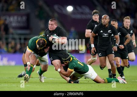 New Zealand's Ethan de Groot (centre) is tackled by South Africa's Kurt-Lee Arendse during the international match at Twickenham Stadium, London. Picture date: Friday August 25, 2023. Stock Photo