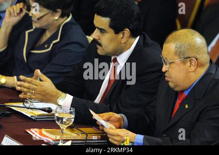 Bildnummer: 56790314  Datum: 20.12.2011  Copyright: imago/Xinhua (111228) -- BEIJING, Dec. 28, 2011 (Xinhua) -- File photo taken on Dec. 20, 2011 shows that Venezuela s President . Hugo Chavez (R) attends the XLII Mercosur Summit in Montevideo, Uruguay. Argentine President Cristina Fernandez has thyroid cancer and will go under surgery on Jan. 4 and then take 20 days of medical leave, her spokesman Alfredo Scoccimarro said on Dec.27, 2011. Kirchner is one of several Latin American leaders to suffer from cancer in recent years. Venezuelan President Hugo Chavez, Brazilian President Dilma Roussef Stock Photo