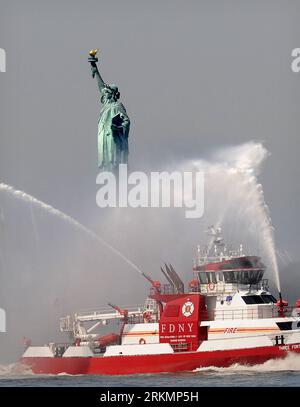 Bildnummer: 56790398  Datum: 25.05.2011  Copyright: imago/Xinhua A boat of FDNY sprays water near the Statue of Liberty during the Parade of Ships in New York, the United States, May 25, 2011. The 24th annual New York Fleet Week kicked off on the Hudson River Wednesday morning. (Xinhua/Shen Hong) (jl) XINHUA-PICTURES OF THE YEAR 2011-INTERNATIONAL NEWS PUBLICATIONxNOTxINxCHN Gesellschaft x2x xst Highlight Premiumd 2011 hoch kurios Komik o0 Schiff, Feuerwehr, Feuerwehrschiff, Freiheitsstatue, USA     56790398 Date 25 05 2011 Copyright Imago XINHUA a Boat of FDNY Sprays Water Near The Statue of Stock Photo