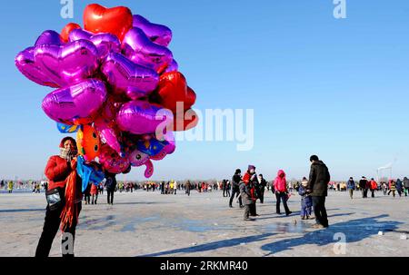 Bildnummer: 56797946  Datum: 01.01.2012  Copyright: imago/Xinhua (120101) -- HARBIN, Jan. 1, 2012 (Xinhua) -- A vender sells balloons on the frozen Songhua River in Harbin, northeast China s Heilongjiang Province, Jan. 1, 2012, the first day of the new year vacation in China. (Xinhua/Wang Jianwei) (hdt) CHINA-HARBIN-NEW YEAR VACATION (CN) PUBLICATIONxNOTxINxCHN Gesellschaft x2x 2012 quer o0 Eis, Fluss, gefroren, Luftballon, Verkäufer, Ferien, Neujahrsferien     56797946 Date 01 01 2012 Copyright Imago XINHUA  Harbin Jan 1 2012 XINHUA a vender sells Balloons ON The Frozen Songhua River in Harbi Stock Photo