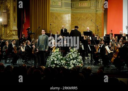 Bildnummer: 56802772  Datum: 02.01.2012  Copyright: imago/Xinhua (120103) -- BUDAPEST, Jan. 3, 2012 (Xinhua) -- A gala ceremony is held in honor of Hungary s new constitution at the State Opera House in Budapest Jan. 2, 2012. Meanwhile, tens of thousands of on Monday protested against the new constitution, which came into force on Jan. 1. (Xinhua/Peter Kollanyi) (ctt) HUNGARY-BUDAPEST-NEW CONSTITUTION PUBLICATIONxNOTxINxCHN Gesellschaft Politik Feier Verfassung Einführung premiumd xbs x0x 2012 quer      56802772 Date 02 01 2012 Copyright Imago XINHUA  Budapest Jan 3 2012 XINHUA a Gala Ceremony Stock Photo