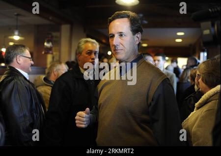 Bildnummer: 56802817  Datum: 02.01.2012  Copyright: imago/Xinhua (120103) -- DES MOINES, Jan. 3, 2012 (Xinhua) -- U.S. Republican presidential candidate Rick Santorum (3rd L) leaves after a campaign event at the Pizza Ranch restaurant in Boone, Iowa, Jan. 2, 2012. As the first contest for the U.S. Republican Party to nominate its presidential candidate draws near, hopefuls of the Grand Old Party (GOP) are making their final dash towards the caucuses on Jan. 3 in Iowa. (Xinhua/Zhang Jun) (wn) U.S.-IOWA-GOP CAUCUS-RICK SANTORUM PUBLICATIONxNOTxINxCHN People Politik USA Wahl Wahlkampf Republikane Stock Photo