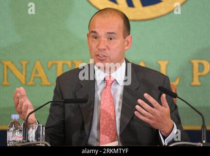 Bildnummer: 56834700  Datum: 06.01.2012  Copyright: imago/Xinhua (120106) -- TOKYO, Jan. 6, 2012 (Xinhua) -- Former Olympus CEO Michael Woodford (C) attends a press conference in Tokyo, Japan, Jan. 6, 2012. Michael Woodford decided to abandon his bid to retake his position in the firm because of lack of support from Japanese institutional shareholders. (Xinhua/Kenichiro Seki) (djj) JAPAN-TOKYO-OLYMPUS-WOODFORD PUBLICATIONxNOTxINxCHN People Wirtschaft premiumd xsp x0x 2012 quer      56834700 Date 06 01 2012 Copyright Imago XINHUA  Tokyo Jan 6 2012 XINHUA Former Olympus CEO Michael Woodford C At Stock Photo