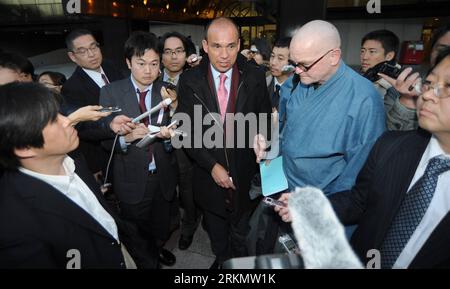 Bildnummer: 56834701  Datum: 06.01.2012  Copyright: imago/Xinhua (120106) -- TOKYO, Jan. 6, 2012 (Xinhua) -- Former Olympus CEO Michael Woodford (C) answers the media after attending a press conference in Tokyo, Japan, Jan. 6, 2012. Michael Woodford decided to abandon his bid to retake his position in the firm because of lack of support from Japanese institutional shareholders. (Xinhua/Kenichiro Seki) (djj) JAPAN-TOKYO-OLYMPUS-WOODFORD PUBLICATIONxNOTxINxCHN People Wirtschaft premiumd xsp x0x 2012 quer      56834701 Date 06 01 2012 Copyright Imago XINHUA  Tokyo Jan 6 2012 XINHUA Former Olympus Stock Photo