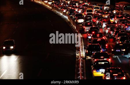 Bildnummer: 56861240  Datum: 08.12.2010  Copyright: imago/Xinhua (120111) -- BEIJING, Jan. 11, 2012 (Xinhua) -- The file photo taken on Dec. 8, 2010 shows vehicles being jammed in a street as a single car running past in the opposite direction around 18:30 of local time in Beijing, capital of China. The Number of China s motor vehicles hit 225 million by the end of 2011, of which 106 million were automobiles, according to statistics from the Traffic Management Bureau of the Ministry of Public Security. The number of China s motor vehicles saw rapid growth in the past five years, increasing 15. Stock Photo