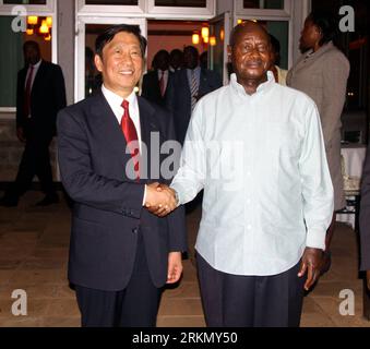 https://l450v.alamy.com/450v/2rkmy50/bildnummer-56864956-datum-11012012-copyright-imagoxinhua-120111-kampala-jan-11-2012-xinhua-president-of-uganda-yoweri-museveni-shakes-hands-with-li-yuanchao-a-member-of-the-political-bureau-of-the-communist-party-of-china-cpc-central-committee-in-kampala-capital-of-ugandan-on-jan-11-2012-xinhuayan-qin-uganda-kampala-china-diplomacy-publicationxnotxinxchn-people-politik-premiumd-xbs-x0x-2012-quadrat-56864956-date-11-01-2012-copyright-imago-xinhua-kampala-jan-11-2012-xinhua-president-of-uganda-yoweri-museveni-veni-shakes-hands-with-left-yuan-chao-a-member-o-2rkmy50.jpg