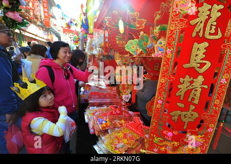 Bildnummer: 56887394  Datum: 14.01.2012  Copyright: imago/Xinhua (120115) -- SAN FRANCISCO, Jan. 15, 2012 (Xinhua) -- pick spring festival scrolls on the Chinese New Year Flower Market Fair at the Chinatown of San Francisco, the United States, Jan. 14, 2012. The Chinese New Year Flower Market Fair held by San Francisco Chinese Chamber of Commerce opened on Saturday. (Xinhua/Liu Yilin) (djj) U.S.-SAN FRANCISCO-CHINESE NEW YEAR FLOWER MARKET FAIR PUBLICATIONxNOTxINxCHN Gesellschaft Frühlingsfest Neujahr Vorbereitungen xda x0x 2012 quer      56887394 Date 14 01 2012 Copyright Imago XINHUA  San Fr Stock Photo