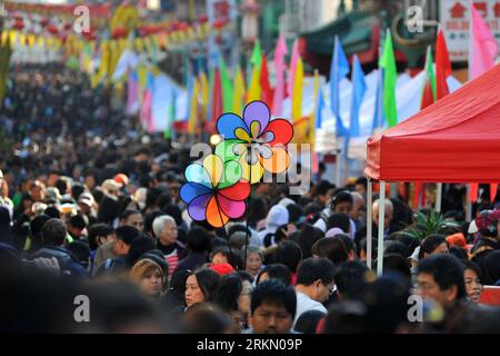 Bildnummer: 56887392  Datum: 14.01.2012  Copyright: imago/Xinhua (120115) -- SAN FRANCISCO, Jan. 15, 2012 (Xinhua) -- Two pinwheels are seen on top of stream of on the Chinese New Year Flower Market Fair at the Chinatown of San Francisco, the United States, Jan. 14, 2012. The Chinese New Year Flower Market Fair held by San Francisco Chinese Chamber of Commerce opened on Saturday. (Xinhua/Liu Yilin) (djj) U.S.-SAN FRANCISCO-CHINESE NEW YEAR FLOWER MARKET FAIR PUBLICATIONxNOTxINxCHN Gesellschaft Frühlingsfest Neujahr Vorbereitungen xda x0x 2012 quer      56887392 Date 14 01 2012 Copyright Imago Stock Photo