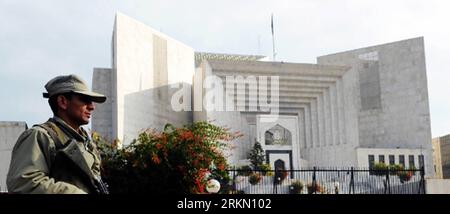 Bildnummer: 56892403  Datum: 16.01.2012  Copyright: imago/Xinhua (120116) -- ISLAMABAD, Jan. 16, 2012 (Xinhua) -- A Pakistani paramilitary soldier stands guard outside the Supreme Court building during a high profile corruption case hearing in Islamabad, capital of Pakistan on Jan. 16, 2012. Pakistan s top court on Monday issued the contempt of court notice to Prime Minister Yousuf Raza Gilani for not complying with court orders to re-open corruption cases and asked him to appear in the court on Thursday, local media reported. (Xinhua/Ahmad Kamal) PAKISTAN-ISLAMABAD-PM-LAW CASE PUBLICATIONxNOT Stock Photo