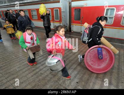 Bildnummer: 56905000  Datum: 18.01.2012  Copyright: imago/Xinhua (120118) -- FUYANG, Jan. 18, 2012 (Xinhua) -- Two young girls follow their parents to walk out of Fuyang Railway Station in Fuyang City, east China s Anhui Province, Jan. 18, 2012. Fuyang is known as one of the major migrant workers output cities in China. Children of migrant workers now are taken back to hometowns for family reunions during the upcoming Spring Festival, or Chinese Lunar new year, which falls on Jan. 23, 2012. (Xinhua/Guochen)(cc/ry) CHINA-ANHUI-CHILDREN OF MIGRANT WORKERS-TRAVEL RUSH (CN) PUBLICATIONxNOTxINxCHN Stock Photo