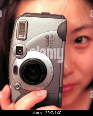 Bildnummer: 56917030  Datum: 23.08.1999  Copyright: imago/Xinhua (120119) -- BEIJING, Jan. 19, 2012 (Xinhua) -- File photo dated Aug. 23, 1999 shows a woman displaying the newly designed Kodak digital camera DC280 in Beijing, China. U.S. camera pioneer Eastman Kodak filed for bankruptcy early Thursday, according to a statement of the company s chief executive officer. (Xinhua/Song Xiaogang) (djj) CHINA-BEIJING-US-KODAK-FILES PUBLICATIONxNOTxINxCHN Wirtschaft xns x2x Insolvenz 1999 quadrat premiumd o0 Objekte Kamera Fotoapparat     56917030 Date 23 08 1999 Copyright Imago XINHUA  Beijing Jan 19 Stock Photo