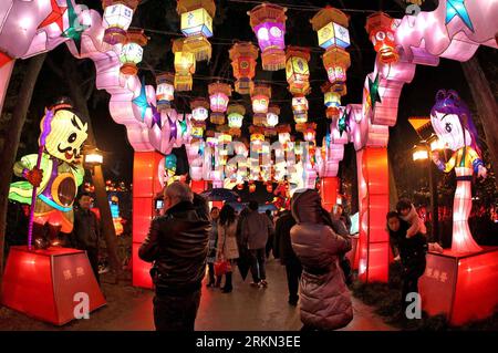 Bildnummer: 56948184  Datum: 23.01.2012  Copyright: imago/Xinhua (120124) -- CHENGDU, Jan. 24, 2012 (Xinhua) -- Tourists appreciate lanterns at the Wu Hou Shrine in Chengdu, capital of southwest China s Sichuan Province, Jan. 23, 2012, the first day of the Chinese Lunar New Year. More than 10,000 lanterns were decorated at the shrine to celebrate the Chinese Lunar New Year. (Xinhua/Xue Yubin)(mcg) CHINA-CHENGDU-SPRING FESTIVAL-LANTERN (CN) PUBLICATIONxNOTxINxCHN Gesellschaft Neujahr Neujahrsfest Frühlingsfest Laterne Lampe beleuchtet xbs x0x 2012 quer      56948184 Date 23 01 2012 Copyright Im Stock Photo