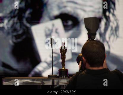 120124 -- BEVERLY HILLS, Jan. 24, 2012 Xinhua -- A photographer takes photos of an Oscar statuette at the Academy s Samuel Goldwyn Theater where the nominations of the 84th Academy Awards were announced in Beverly Hills, California, Jan. 24, 2012. The Oscar ceremony is scheduled for Feb. 26 in Hollywood. Xinhua/Yang Lei djj US-BEVERLY HILLS-OSCAR-NOMINATIONS PUBLICATIONxNOTxINxCHN Stock Photo