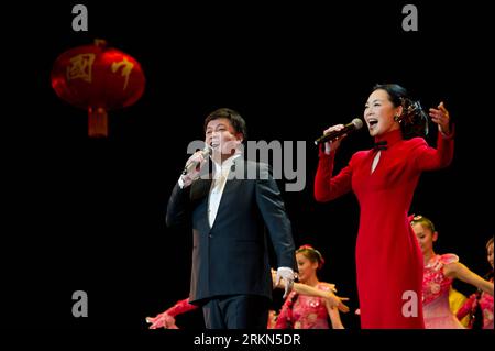Bildnummer: 56986234  Datum: 30.01.2012  Copyright: imago/Xinhua (120130) -- LOS ANGELES, Jan. 30, 2012 (Xinhua) -- Chinese singer Lu Jihong (L) and Lu Wei take part in the Cultures of China, Festival of Spring performed by Chinese artists group, in Los Angeles, the United States, Jan. 29, 2012. (Xinhua/Yang Lei) (lyx) U.S.-LOS ANGELES-CHINESE ARTISITS GROUP-PERFORMANCE PUBLICATIONxNOTxINxCHN People Entertainment Musik xjh x0x 2012 quer      56986234 Date 30 01 2012 Copyright Imago XINHUA  Los Angeles Jan 30 2012 XINHUA Chinese Singer Lu Jihong l and Lu Wei Take Part in The Cultures of China F Stock Photo