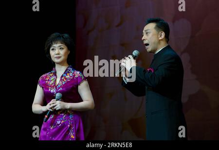 Bildnummer: 56986235  Datum: 30.01.2012  Copyright: imago/Xinhua (120130) -- LOS ANGELES, Jan. 30, 2012 (Xinhua) -- Chinese artisits of Beijing Opera Yu Kuizhi (R) and Li Shengsu take part in the Cultures of China, Festival of Spring performed by Chinese artists group, in Los Angeles, the United States, Jan. 29, 2012. (Xinhua/Yang Lei) (lyx) U.S.-LOS ANGELES-CHINESE ARTISITS GROUP-PERFORMANCE PUBLICATIONxNOTxINxCHN People Entertainment Musik xjh x0x 2012 quer      56986235 Date 30 01 2012 Copyright Imago XINHUA  Los Angeles Jan 30 2012 XINHUA Chinese  of Beijing Opera Yu Kuizhi r and left Shen Stock Photo