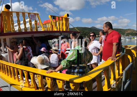 Bildnummer: 56988168  Datum: 30.01.2012  Copyright: imago/Xinhua (120131) -- PORTO BELO, Jan. 31, 2012 (Xinhua) -- Tourists arrive at the port of Porto Belo, in Santa Catarina State, south Brazil, Jan. 30, 2012. (Xinhua/Weng Xinyang)(zcc) BRAZIL-SANTA CATARINA-PORTO BELO-TOURISM PUBLICATIONxNOTxINxCHN Reise xda x2x 2012 quer o0 Tourismus, Touristen     56988168 Date 30 01 2012 Copyright Imago XINHUA  Porto Belo Jan 31 2012 XINHUA tourists Arrive AT The Port of Porto Belo in Santa Catarina State South Brazil Jan 30 2012 XINHUA Weng Xinyang ZCC Brazil Santa Catarina Porto Belo Tourism PUBLICATIO Stock Photo