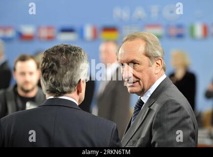 Bildnummer: 57007598  Datum: 02.02.2012  Copyright: imago/Xinhua (120202) -- BRUSSELS, Feb. 2, 2012 (Xinhua) -- French Defence Minister Gerard Longuet (R) talks with his German counterpart Thomas de Maiziere during NATO s Defence Ministers Meeting at the organization s headquarters in Brussels, capital of Belgium, Feb 2, 2012. NATO Secretary General AndersxFoghxRasmussen said on Thursday that the alliance was still sticking to its previously agreed roadmap in Afghanistan after the U.S. and France called for speeding up the handover of combat roles to Afghan forces.(Xinhua/Wu Wei)(yt) BELGIUM-N Stock Photo