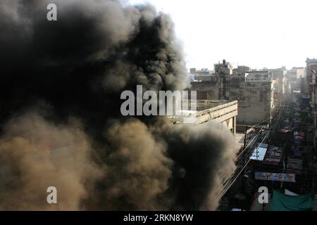Bildnummer: 57043506  Datum: 09.02.2012  Copyright: imago/Xinhua (120209) -- LAHORE, Feb. 9, 2012 (Xinhua) -- Smoke rises from a building as fire broke out a commercial plaza in eastern Pakistan s Lahore on Feb. 9, 2012. At least 6 were hurt and some 30 shops were burnt as a commercial market caught fire in Lahore on Thursday. Chief Fire Officer told the media that thirteen water tankers took part in the fire extinguishing operation, whereas 30 shops turned to ashes by the time when the fire came under control. (Xinhua/Jamil Ahmed) (msq) PAKISTAN-LAHORE-FIRE PUBLICATIONxNOTxINxCHN Gesellschaft Stock Photo