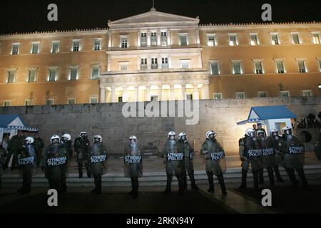 Bildnummer: 57047525  Datum: 09.02.2012  Copyright: imago/Xinhua (120209) -- ATHENS, Feb. 9, 2012 (Xinhua) -- Riot police secure the Greek parliament during a protest in Athens, Greece, Feb. 9, 2012. Trade unions and leftist groups demonstrate against the new memorandum signed by the three-party coalition government and the troika (IMF, EU, European Central Bank), which includes further wage and pension cuts. (Xinhua/Marios Lolos) GREECE-DEMONSTRATION-AUSTERITY MEASURES PUBLICATIONxNOTxINxCHN Gesellschaft Politik Demo Protest Sparmaßnahmen Sparpaket premiumd xbs x2x 2012 quer  o0 Gebäude Parla Stock Photo