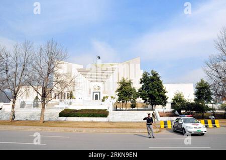 Bildnummer: 57050887  Datum: 10.02.2012  Copyright: imago/Xinhua (120210) -- ISLAMABAD, Feb. 10, 2012 (Xinhua) -- A Pakistani paramilitary soldier stands guard outside the Supreme Court after a hearing in Islamabad, capital of Pakistan, on Feb. 10, 2012. Pakistan s Supreme Court Friday rejected an appeal by Prime Minister  that he filed last week against appearing before the apex court on contempt charges, his defense lawyer said. (Xinhua Photo/Ahmad Kamal) PAKISTAN-ISLAMABAD-     -REJECTION PUBLICATIONxNOTxINxCHN Gesellschaft xns x2x 2012 quer o0 Gericht Oberstes  Gebäude     57050887 Date 10 Stock Photo