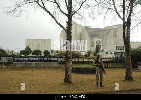 Bildnummer: 57064865  Datum: 13.02.2012  Copyright: imago/Xinhua (120213) -- ISLAMABAD, Feb. 13, 2012 (Xinhua) -- A Pakistani paramilitary soldier stands guard outside the Supreme Court building during a hearing of Pakistani Prime Minister Yousuf Raza Gilani, in Islamabad, capital of Pakistan on Feb. 13, 2012. Pakistan s Supreme Court on Monday formally indicted Prime Minister Yousuf Raza Gilani for contempt over his failure to reopen graft cases against President Asif Ali Zardari, Gilani s defence lawyer said. (Xinhua/Ahmad Kamal) (msq) PAKISTAN-PM-CONTEMPT-SUPREME COURT PUBLICATIONxNOTxINxCH Stock Photo