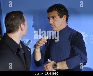 Bildnummer: 57075857  Datum: 15.02.2012  Copyright: imago/Xinhua (120215) -- BERLIN, Feb. 15, 2012 (Xinhua) -- Actor Antonio Banderas (R) attends a photocall to promote the movie Haywire directed by StevenxSoderbergh at the 62nd Berlinale film festival in Berlin, capital of Germany, on Feb. 15, 2012. (Xinhua/Ma Ning) (zl) GERMANY-BERLINALE FILM FESTIVAL-HAYWIRE PUBLICATIONxNOTxINxCHN Kultur Entertainment People Film 62. Internationale Filmfestspiele Berlinale Berlin Photocall xbs x1x 2012 quer premiumd     57075857 Date 15 02 2012 Copyright Imago XINHUA  Berlin Feb 15 2012 XINHUA Actor Antonio Stock Photo