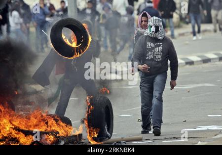 Bildnummer: 57075830  Datum: 15.02.2012  Copyright: imago/Xinhua (120215) -- RAMALLAH, Feb. 15, 2012 (Xinhua) -- Palestinian protestors burn tires during a protest outside Ofer prison near the West Bank city of Ramallah on Feb. 15, 2012. About 24 Palestinians were injured Wednesday during clashes with Israeli troops following a protest calling for the release of the Islamic Jihad leader Shiekh Khader Adnan, who has started an open hunger strike against being held administratively without trial on Dec. 17, 2011, witnesses said. (Xinhua/Fadi Arouri)(msq) MIDEAST-WEST BANK-PROTEST PUBLICATIONxNOT Stock Photo