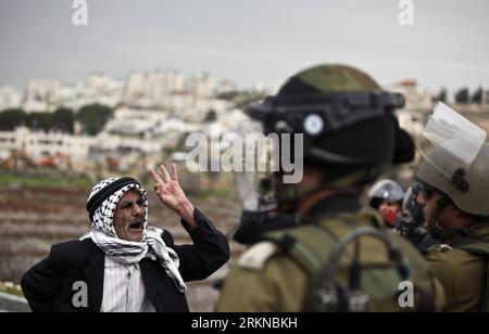 Bildnummer: 57075831  Datum: 15.02.2012  Copyright: imago/Xinhua (120215) -- RAMALLAH, Feb. 15, 2012 (Xinhua) -- A Palestinian protestor argues with Israeli soldiers during a protest outside Ofer prison near the West Bank city of Ramallah on Feb. 15, 2012. About 24 Palestinians were injured Wednesday during clashes with Israeli troops following a protest calling for the release of the Islamic Jihad leader Shiekh Khader Adnan, who has started an open hunger strike against being held administratively without trial on Dec. 17, 2011, witnesses said. (Xinhua/Fadi Arouri)(msq) MIDEAST-WEST BANK-PROT Stock Photo