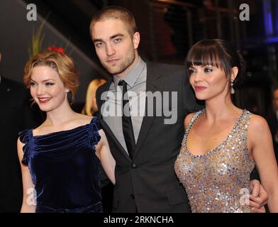 Bildnummer: 57085137  Datum: 17.02.2012  Copyright: imago/Xinhua (120217) -- BERLIN, Feb. 17, 2012 (Xinhua) -- (L to R)Cast members Holliday Grainger, Robert Pattinson and Christina Ricci of the movie Bel Ami attend the screening of the movie co-directed by Declan Donnellan and Nick Ormerod at the 62nd Berlinale film festival in Berlin, capital of Germany, on Feb. 17, 2012. (Xinhua/Ma Ning) (yy) GERMANY-BERLINALE FILM FESTIVAL-BEL AMI PUBLICATIONxNOTxINxCHN People Kultur Entertainment 62. Internationale Filmfestspiele Berlinale xda x0x premiumd 2012 quer      57085137 Date 17 02 2012 Copyright Stock Photo