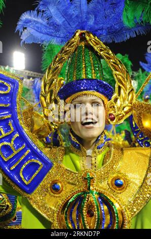 Performers from the Imperatriz Leopoldinense samba school parade during ...