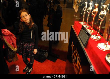 Bildnummer: 57103118  Datum: 23.02.2012  Copyright: imago/Xinhua (120224) -- NEW YORK, Feb. 24, 2012 (Xinhua) -- A kid takes a look at the Oscar statuettes displayed at an exhibition held at Grand Central Station in New York, the United States, Feb. 23, 2012. The exhibition held at Grand Central Station in New York gave movie fans the opportunity to have their pictures taken holding an actual Oscar statuette. The 84th Annual Academy Awards are scheduled to take place in Los Angeles on Feb. 26, 2012. (Xinhua/Wang Lei) (axy) U.S.-NEW YORK-OSCAR-EXHIBITOIN PUBLICATIONxNOTxINxCHN Kultur Entertainm Stock Photo