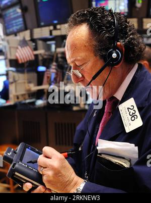 Bildnummer: 57106423  Datum: 24.02.2012  Copyright: imago/Xinhua (120224) -- NEW YORK, Feb. 24, 2012 (Xinhua) -- A trader works on the floor of the New York Stock Exchange in New York, the United States, Feb. 24, 2012. U.S. stocks ended slightly mixed on Friday with the S&P posting its best finish since June 2008. (Xinhua/Shen Hong) US-NEW YORK-STOCK-S&P PUBLICATIONxNOTxINxCHN Wirtschaft Börse USA Broker Arbeitswelten NYSE xns x0x 2012 hoch      57106423 Date 24 02 2012 Copyright Imago XINHUA  New York Feb 24 2012 XINHUA a Trader Works ON The Floor of The New York Stick Exchange in New York Th Stock Photo