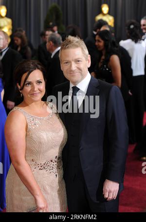 Bildnummer: 57114349  Datum: 26.02.2012  Copyright: imago/Xinhua (120227) -- HOLLYWOOD, Feb. 27, 2012 (Xinhua) -- Actor Kenneth Branagh and wife Lindsay Brunnock arrive on the red carpet for the 84th Annual Academy Awards in Hollywood, California, the United States, Feb. 26, 2012. (Xinhua/Yang Lei)(msq) U.S.-HOLLYWOOD-OSCARS-RED CARPET PUBLICATIONxNOTxINxCHN Kultur Entertainment People Film 84. Annual Academy Awards Oscar Oscars Hollywood xbs x1x 2012 hoch o0 Frau, Familie, Privat     57114349 Date 26 02 2012 Copyright Imago XINHUA  Hollywood Feb 27 2012 XINHUA Actor Kenneth Branagh and wife L Stock Photo