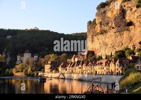 Soleil couchant, coucher de soleil, sur la Dordogne et le village de La Roque-Gageac en Périgord Noir. Le village de La Roque-Gageac est classé parmi Stock Photo