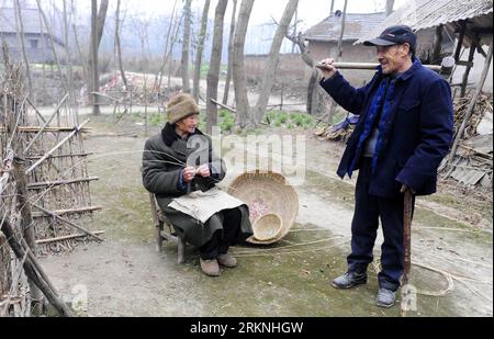 Bildnummer: 57152214  Datum: 02.03.2012  Copyright: imago/Xinhua (120302) -- WUHAN, March 2, 2012 (Xinhua) -- Fan Yonggong (L), a 93-year-old man, chats with a villager while making handiwork with bamboo strips at Tongmeng Village in Zhongxiang, a city known as China s longevity home , in central China s Hubei Province, Feb. 29, 2012. The city, with a population of 1.03 million, has 88 centenarians currently. The number of over 80 years old living in the city stood at 16,000.(Xinhua/Hao Tongqian) (ry) CHINA-HUBEI-ZHONGXIANG-CENTENARIANS (CN) PUBLICATIONxNOTxINxCHN Gesellschaft Land leute Alte Stock Photo