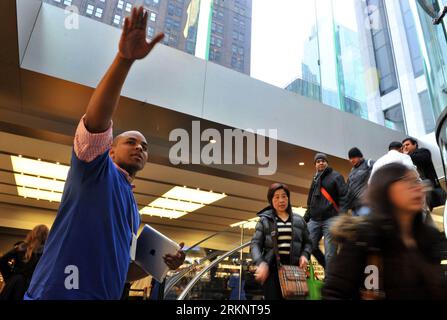 Bildnummer: 57472454  Datum: 16.03.2012  Copyright: imago/Xinhua (120316) -- NEW YORK, March 16, 2012 (Xinhua) -- A working staff of the Apple store lead to buy the new iPad at the Apple store on the Fifth Avenue of Manhattan, New York City, the United States, March 16, 2012. Apple s new iPad, featuring a faster processor, a sharper high-resolution display, as well as a model capable of next-generation 4G Long Term Evolution high-speed service with Wi-Fi, started the selling in the United States on Friday. (Xinhua/Wang Lei) (zx) U.S.-NEW YORK-IPAD-RELEASE PUBLICATIONxNOTxINxCHN Wirtschaft USA Stock Photo