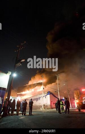 Bildnummer: 57669051  Datum: 24.03.2012  Copyright: imago/Xinhua (120325) -- MEXICO CITY, March 25, 2012 (Xinhua) -- Police and rescuers work during a fire caused by a short-circuit in a textile factory, at La Merced market, in Mexico City, capital of Mexico, on March 24, 2012. (Xinhua/Samuel Pillado) (mp) (ce) MEXICO-MEXICO CITY-FIRE PUBLICATIONxNOTxINxCHN Gesellschaft Feuer Brand Fabrik Textilfabrik x0x xst 2012 hoch      57669051 Date 24 03 2012 Copyright Imago XINHUA  Mexico City March 25 2012 XINHUA Police and Rescue Work during a Fire CAUSED by a Short Circuit in a TEXTILE Factory AT La Stock Photo