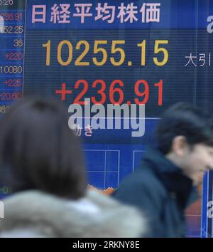Bildnummer: 57693156  Datum: 27.03.2012  Copyright: imago/Xinhua (120327) -- TOKYO, March 27, 2012 (Xinhua) -- walk past an electronic board displaying the stock index in Tokyo, Japan, March 27, 2012. Tokyo stocks closed sharply higher Tuesday on hopes of a strong U.S. economic recovery, with the key Nikkei index surging 2.36 percent. The 225-issue Nikkei Stock Average gained 236.91 points from Monday at 10,255.15, marking the highest level since March 10, 2011. The broader Topix index advanced 20.60 points, or 2.42 percent, to end at 872.42. (Xinhua/Kenichiro Seki)(axy) JAPAN-TOKYO-STOCKS PUB Stock Photo