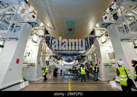 Bildnummer: 57878018  Datum: 05.04.2012  Copyright: imago/Xinhua (120406) -- TOULOUSE, April 6, 2012 (Xinhua) -- Photo released by Airbus on April 5, 2012 shows A350 XWB first front and central fuselage getting ready for joining up in Toulouse, France. Final assembly of the first A350 XWB is now underway on the brand new final assembly line in Toulouse. This latest step in the A350 XWB s progress was achieved as Airbus started joining the 19.7-meter-long central fuselage with the 21-meter-long front fuselage. This first A350 XWB airframe will be used for the static structural tests that all ne Stock Photo